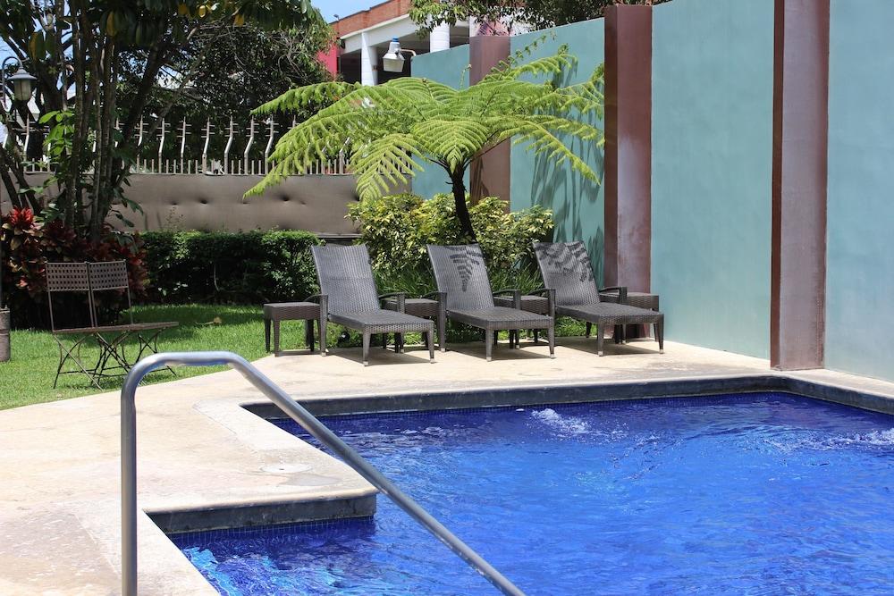 คอร์ตยาร์ด ซานซัลวาดอร์ Hotel ภายนอก รูปภาพ